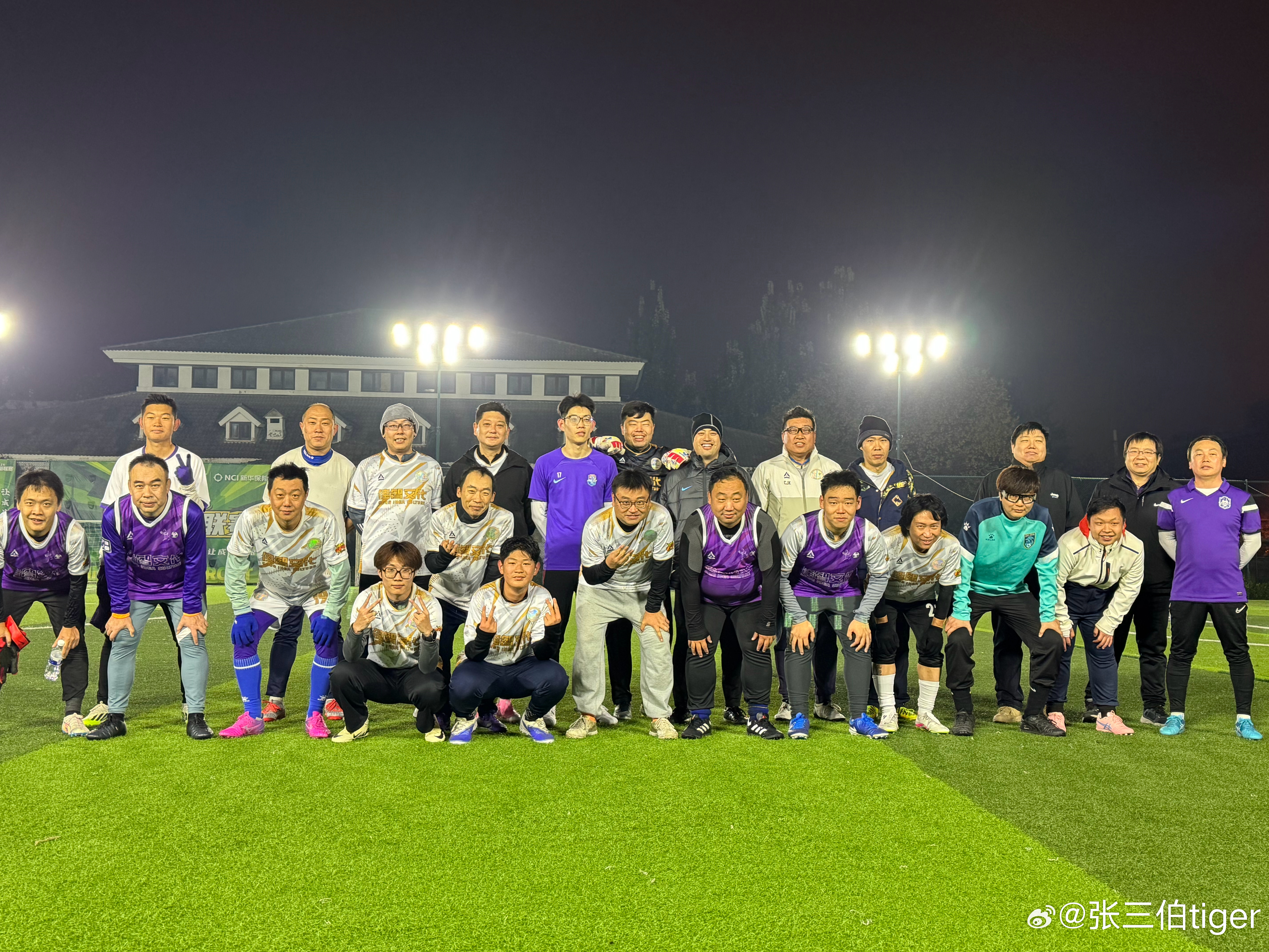 下冰刀也顶锅踢！踢球就高兴  ​​​