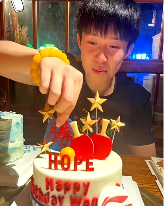 头哥明天25岁生日，会有黑天鹅蛋糕吗？

不过听说这次生日要在天上过了，航班上庆