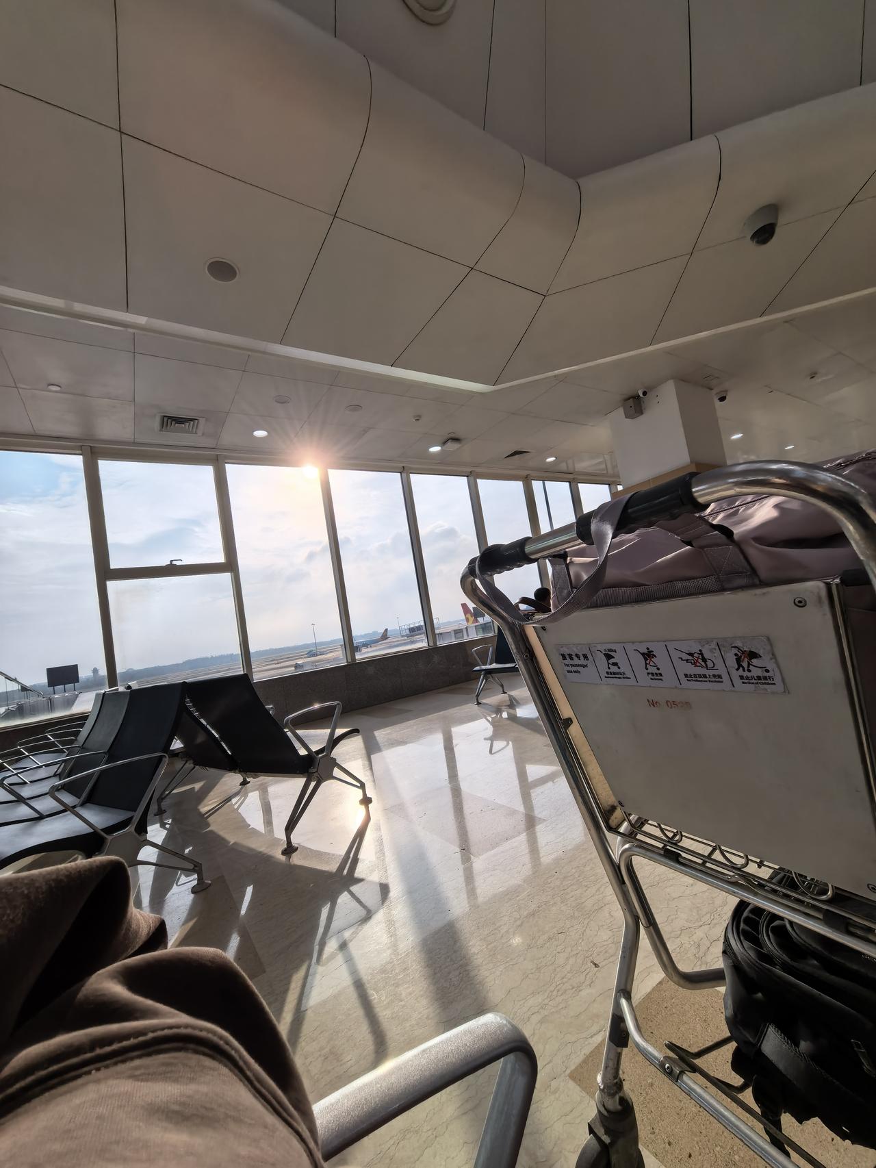 我突发奇想对帅哥说：“我要让你成为网红。”
帅哥笑的牙花子都露了出来。
随后我的