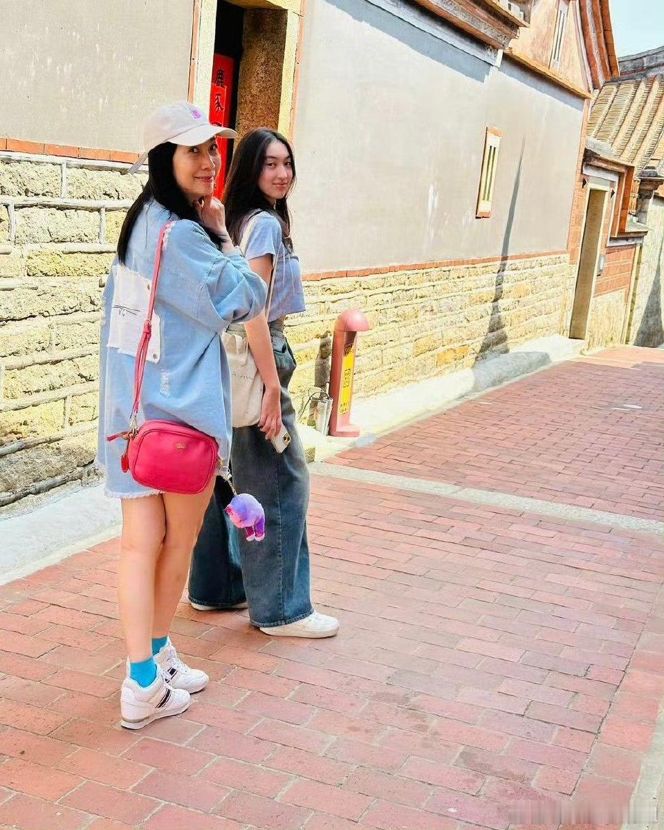 #黄嘉千女儿14岁近照#已经是一个亭亭玉立的大姑娘呢，黄嘉千的女儿真的好漂亮啊，