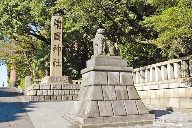 64岁，无业，专程从韩国飞到东京，在靖国神社神门前，迎着敕使座车展开横幅。

他