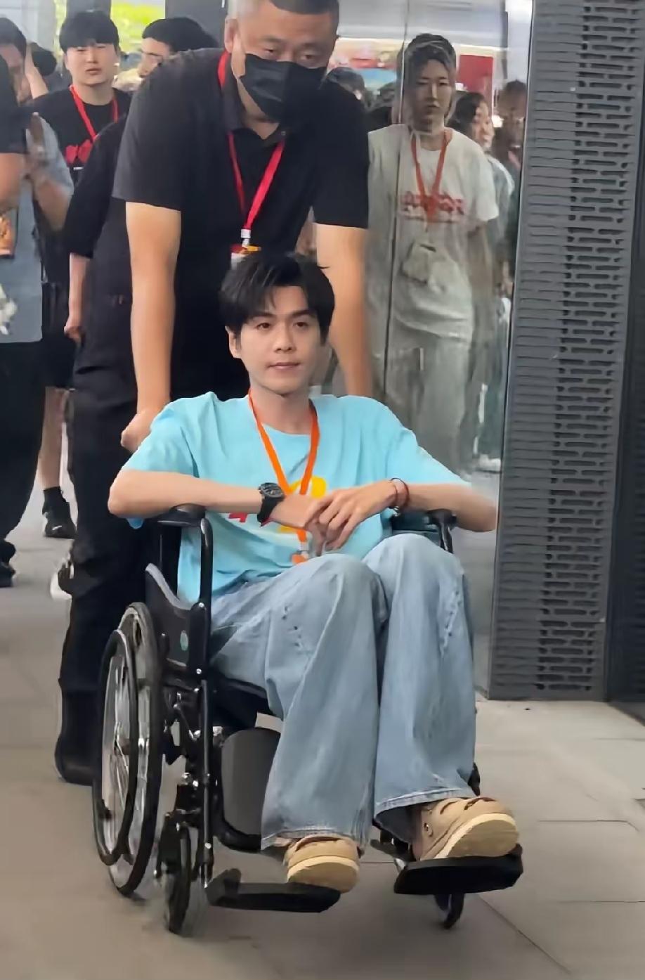 他怎么坐轮椅了？还瘦了这么多？这是咋了啊？

刚刷到的，好久没看到他出现在大众视