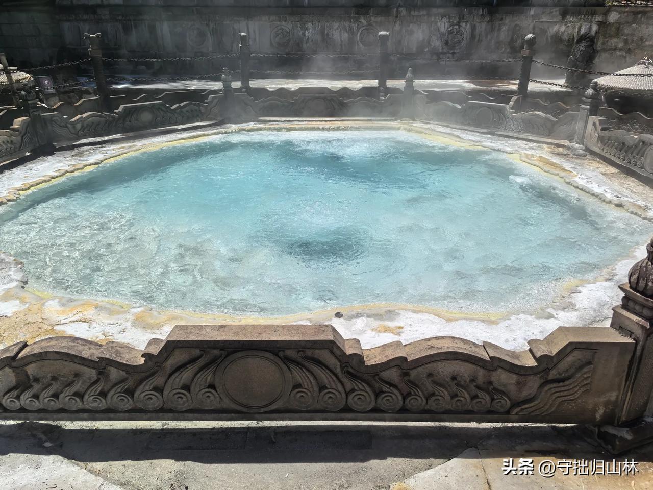 七律·腾冲热海大滚锅
腾冲胜景韵非凡，
灵穴惊呈大滚锅。
白汽蒸腾如幻雾，
热流