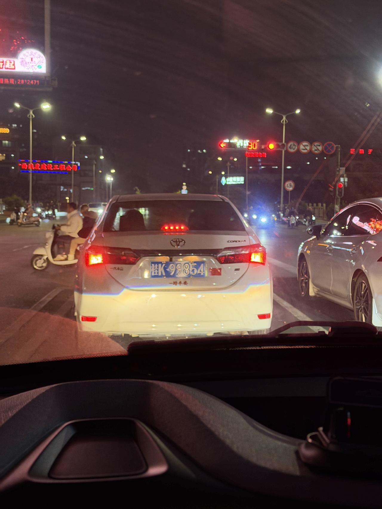 我总是在半夜感性 总是想很多 最喜欢的事也做不好 总是在幻想着未来 却不走好当下