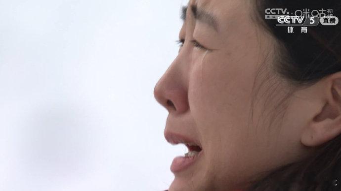 徐梦桃唱国歌眼泪止不住颁奖台上喜极而泣，致敬徐梦桃，自由式滑雪空中技巧的历史最佳