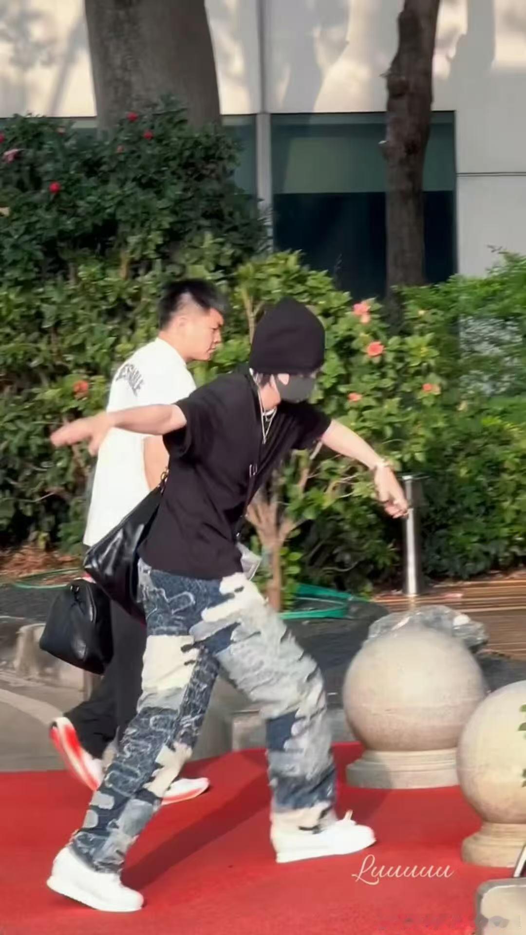 王鹤棣走路差点平地摔 ​​​被没睡醒的棣棣萌到了！没睡醒差点平地摔可还行，感觉他