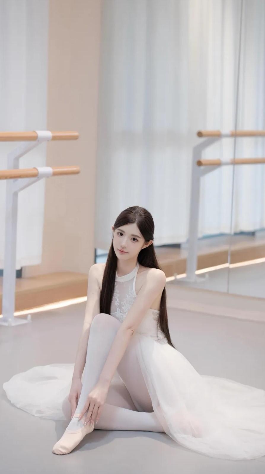 学舞的姑娘真的是把美刻进骨子里，常年练舞磨出来的挺拔体态、流畅的协调性，控制饮食