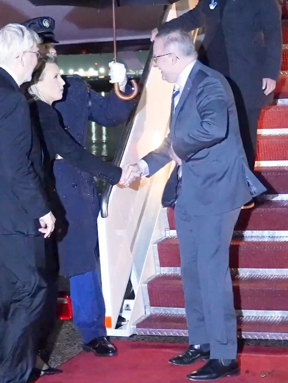 澳大利亚总理前往白宫谈稀土矿，一下飞机就迎来了倾盆大雨。

澳大利亚总理阿尔巴尼