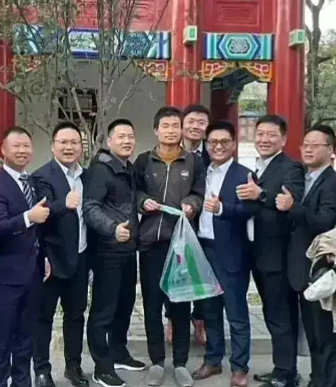 韦神其实在北大的地位还是挺高的，同事们合照可以看出都很崇拜他！ ​​​