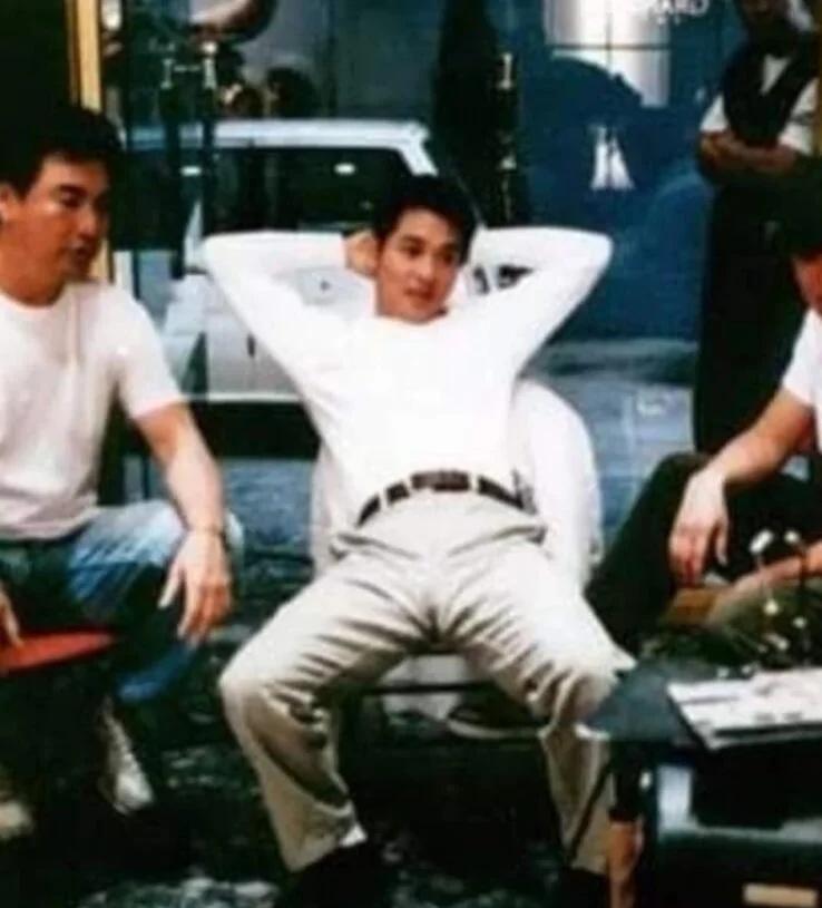 此男也太适合白色了吧！-李连杰
这是李连杰的1995年电影《鼠胆龙威》的片场照