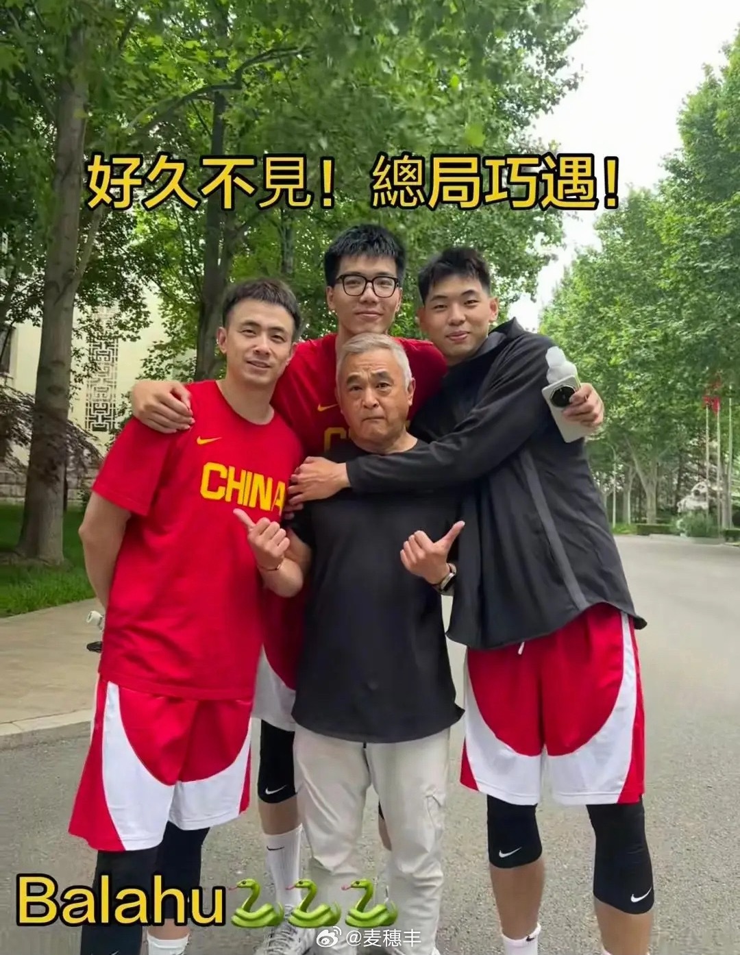中国男篮康复师叶恩更新个人社媒账号，晒出跟崔永熙、焦泊乔以及赵继伟的合照。中国男