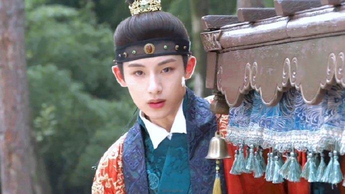董思成谁说爱豆不会演戏打破爱豆不会演戏的刻板印象，董思成凭借《良陈美锦》成功转型