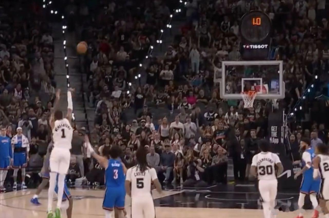 文班亚马压哨三分 NBA神级瞬间 ⏱️ 半场结束前3秒，文班亚马告诉你什么叫绝境