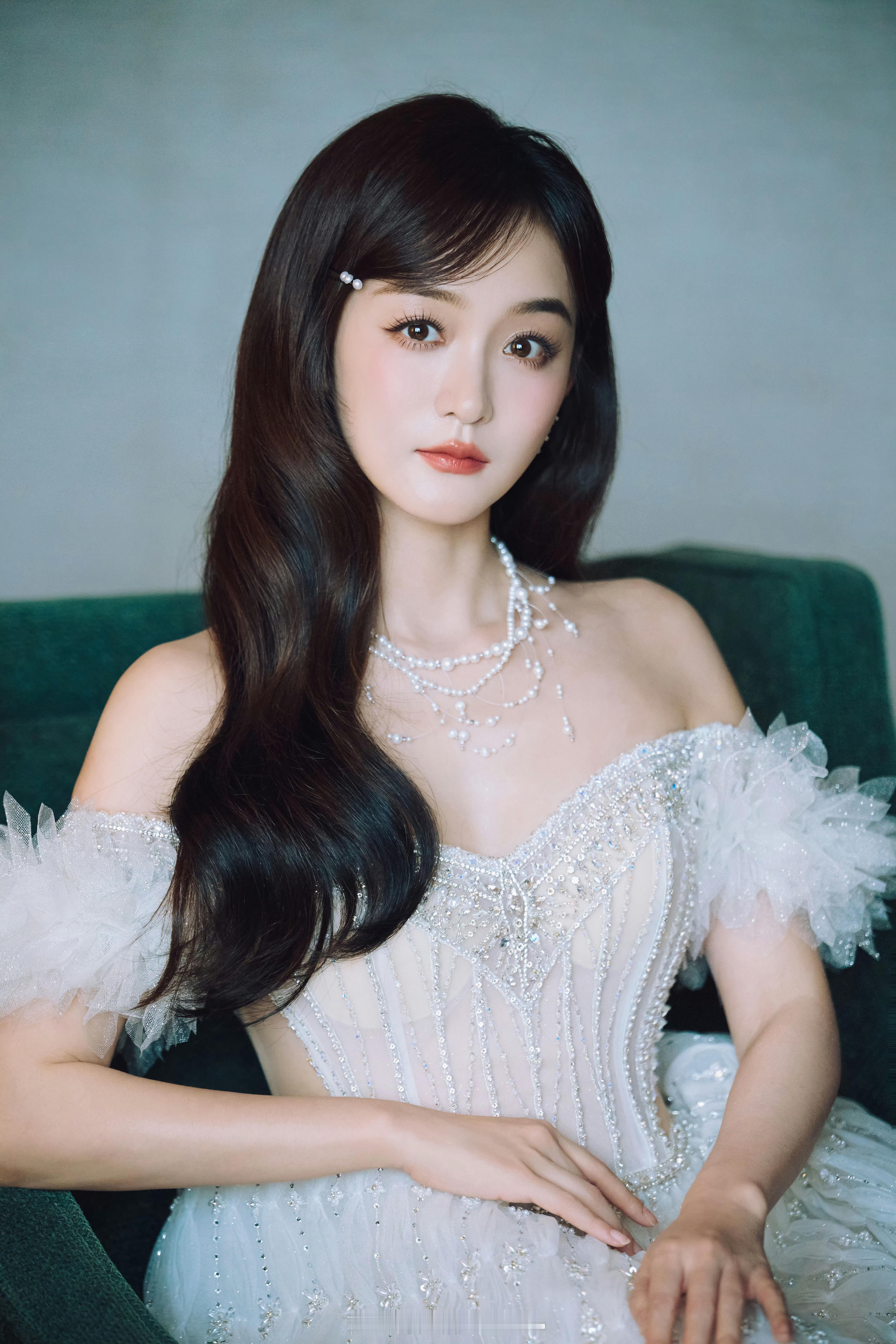 何泓姗 脸和性格各长各的 何泓姗甜妹的长相结果性格却直率坦诚，属于是脸和性格各长