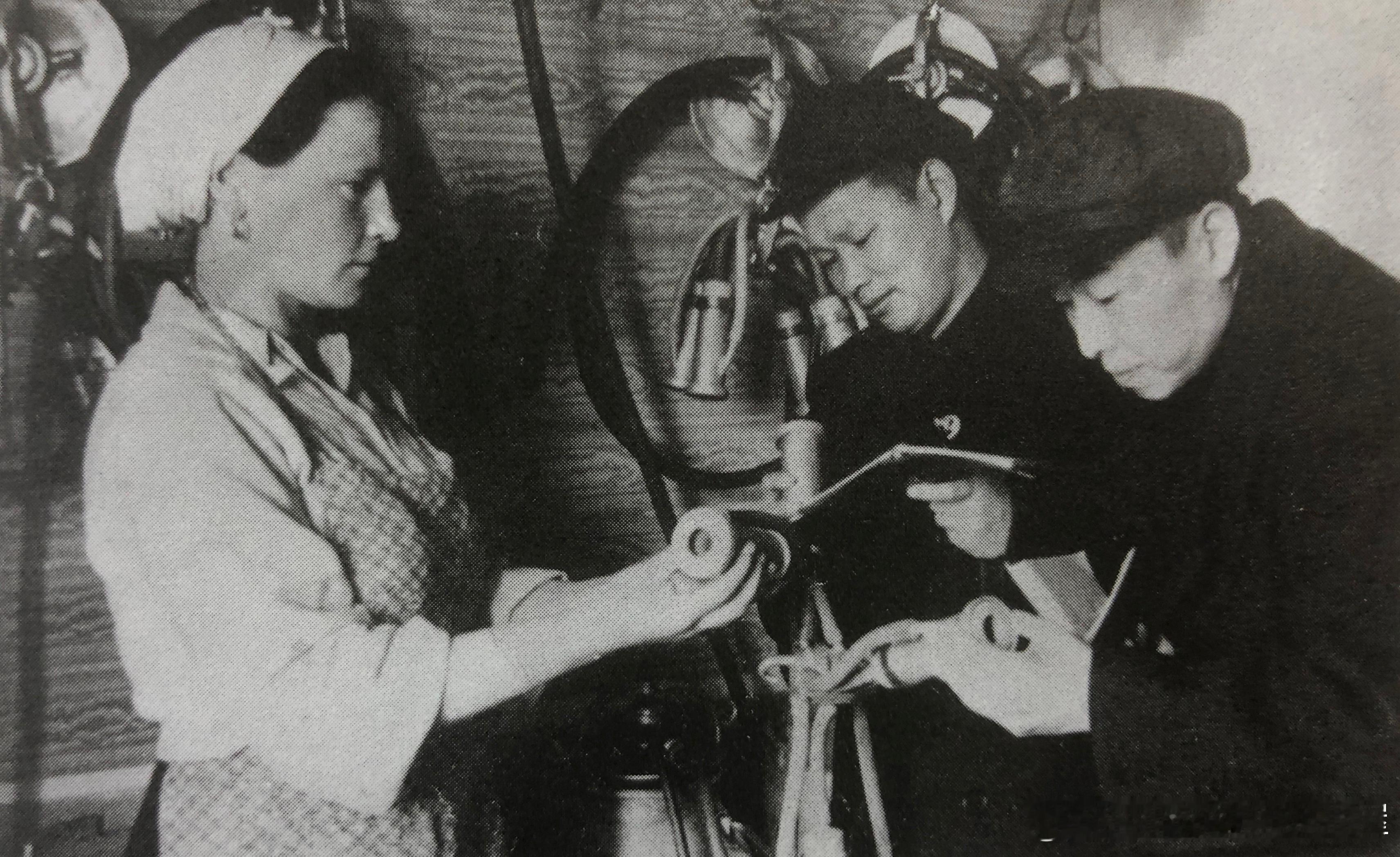 1952年4月苏联H.C.赫鲁晓夫集体农庄的挤奶员妮娜-奈斯罗米特给中国农民代表