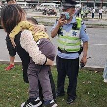 民警背娃狂奔送医三岁娃突然抽搐，爸妈吓得手忙脚乱，楼下民警听见哭喊，二话不说背起