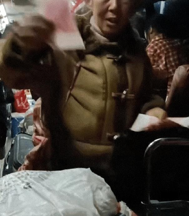 万万没想到！工地老板娘拦下返乡大巴，竟是为了给工人发钱！曝光后全网破防
不是摆拍