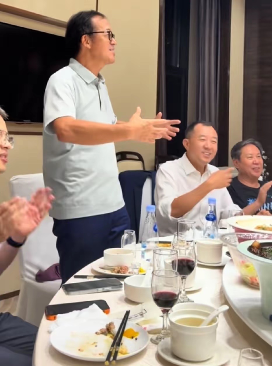 陈行甲、俞敏洪和友人们聚餐时的一幕，席间俞敏洪深情献唱“苹果香”。 