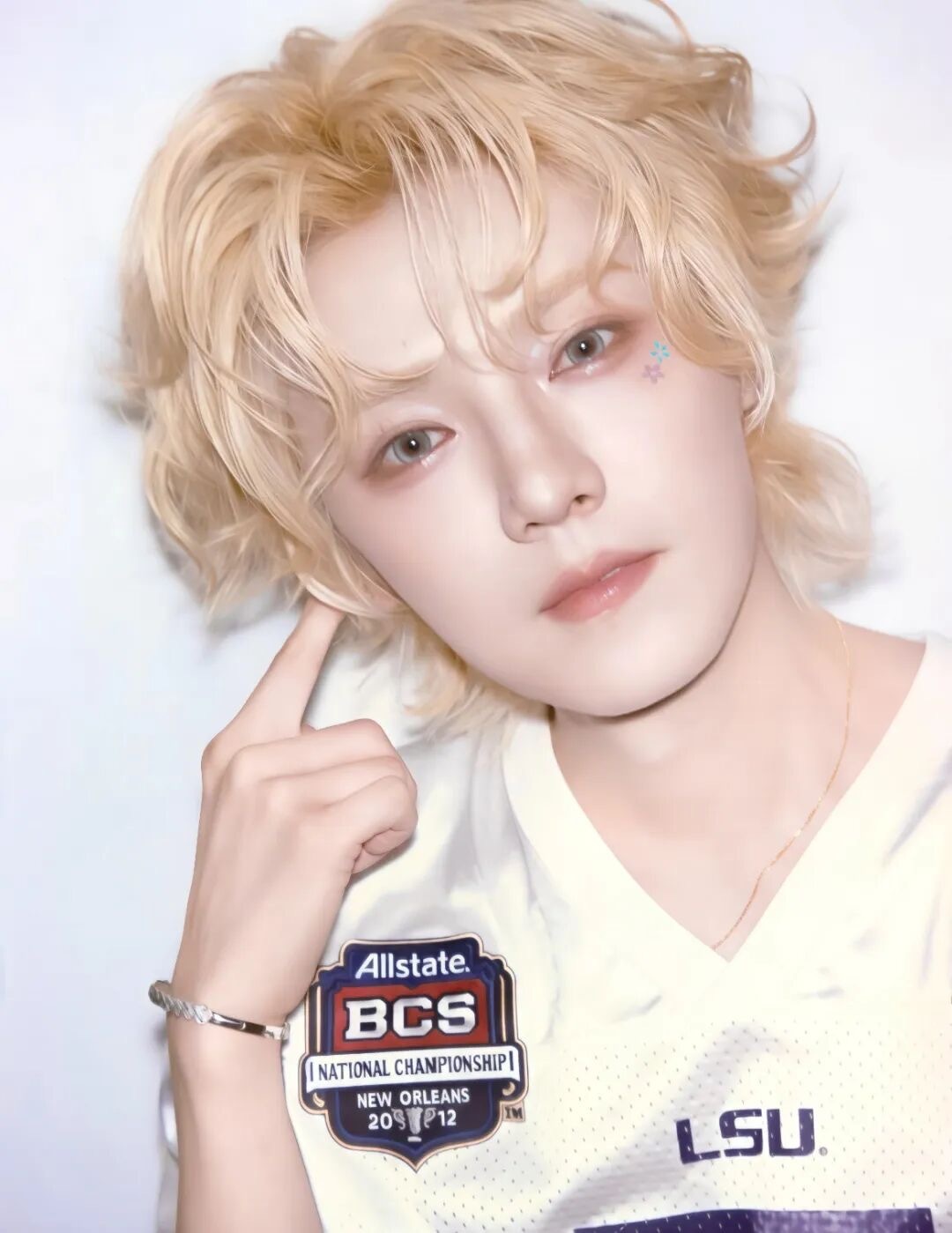 鹿晗现在也要全身心扑在事业上了，之前感情中他挺爱的，女方比较占据主导地位，谈的时