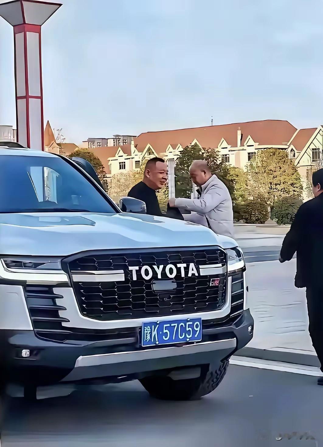 胖东来于总的车还是比较低调，车牌也属于一般，这么有实力希望支持一下国产越野车！