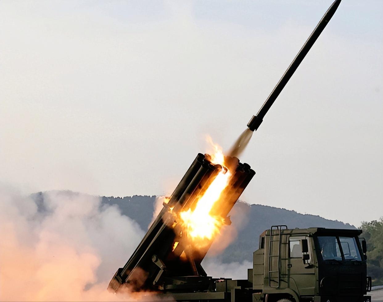 朝鲜这波 “硬核操作” 瞬间引发国际社会的关注，半岛西部海域上空突然响起十多声轰