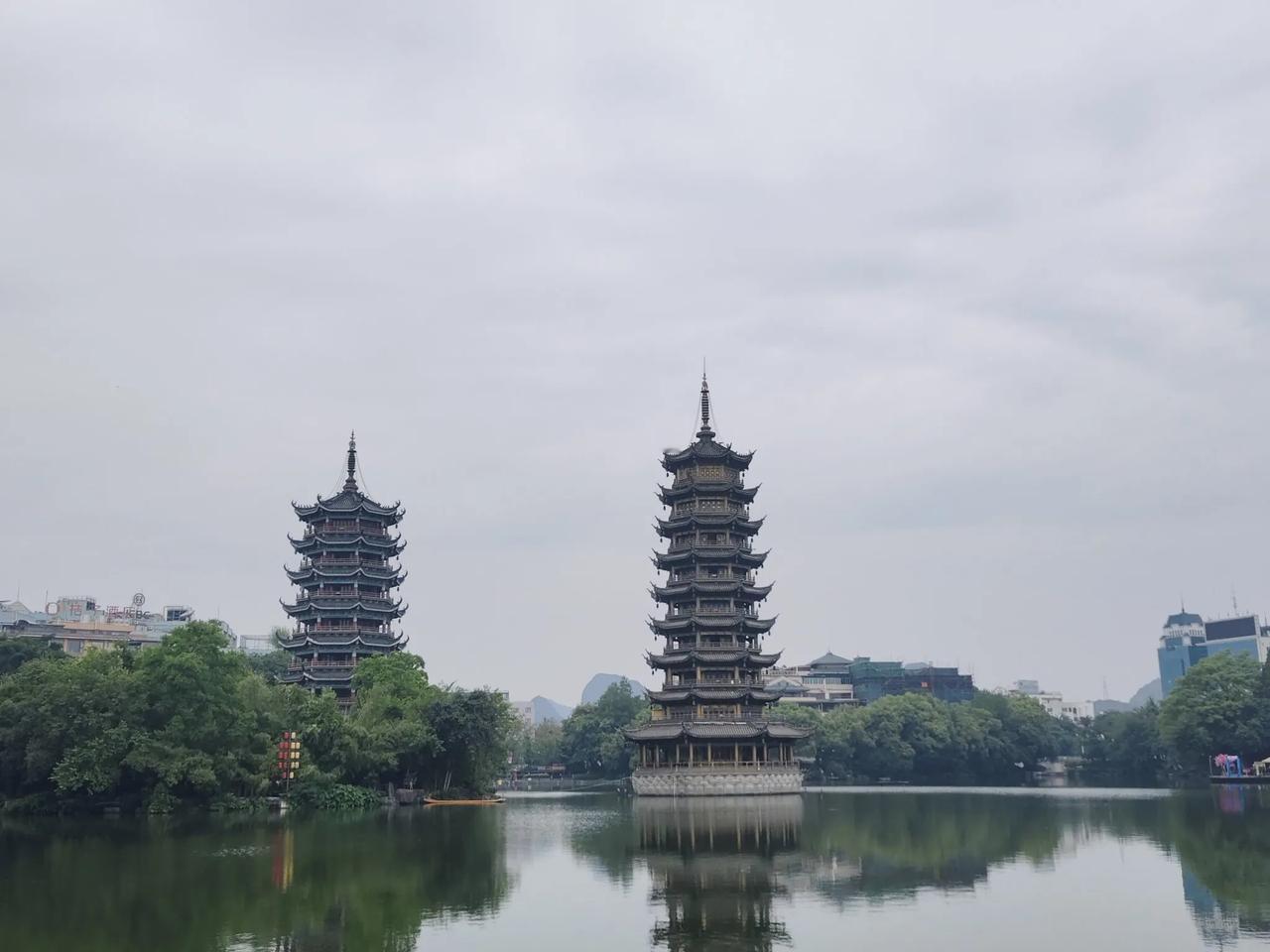 桂林杉湖日月双塔。