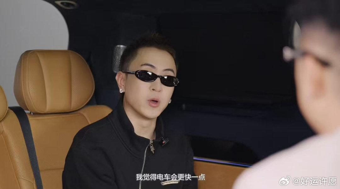 秦奋现身提车秦奋低调现身提国产豪车 刚看到秦奋提极氪009，我忍不住想感慨一句：