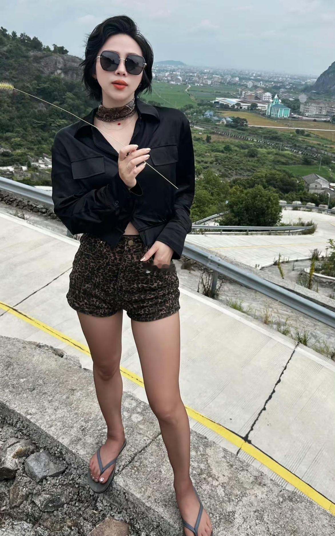爬山穿人字拖的不多吧