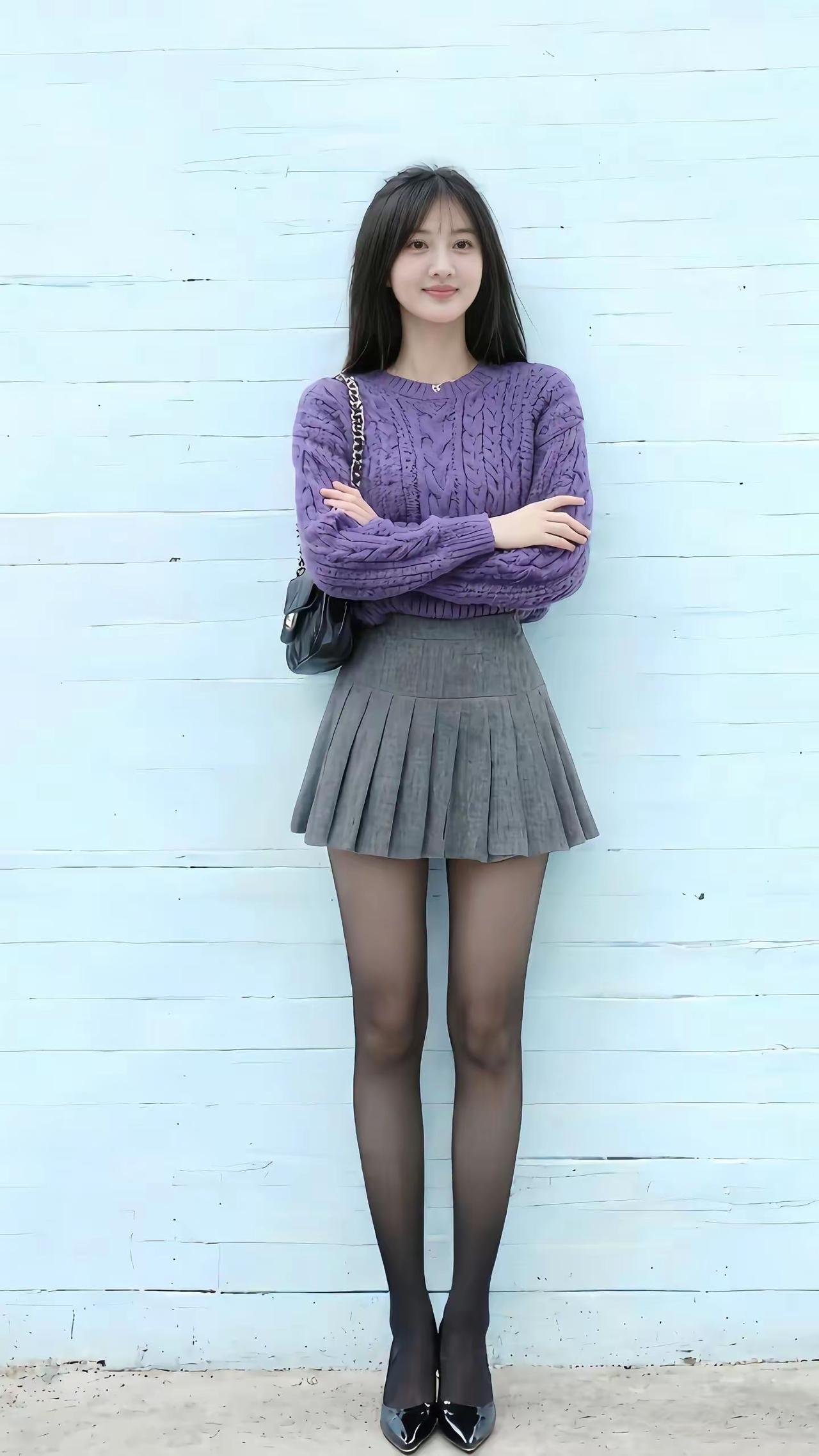 甜美少女风穿搭，紫色毛衣配灰色百褶裙，青春洋溢！棕色毛衣穿搭 灰色毛衣裙穿搭 粉