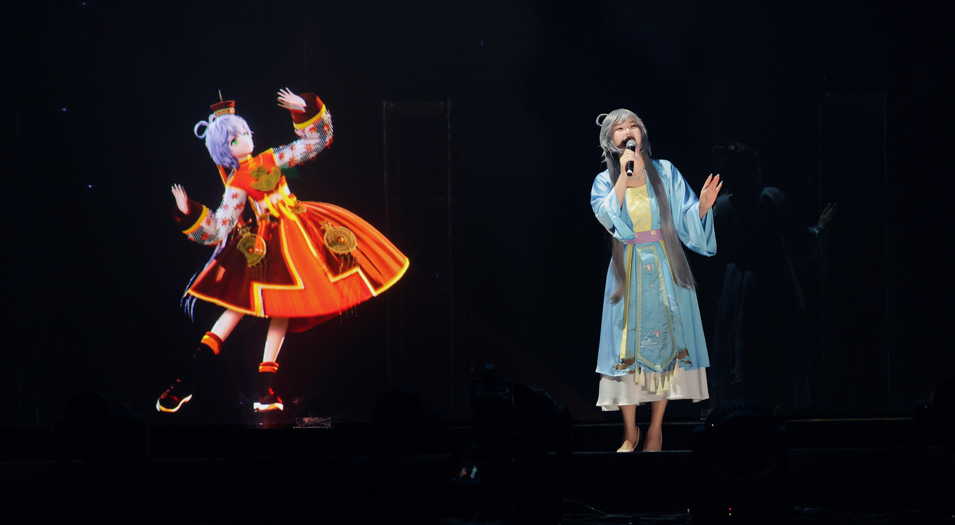#中国虚拟歌手洛天依全息演唱会##洛天依全息演唱会# 洛天依用音乐的力量征服了我