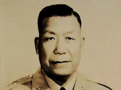 1949年蒋介石下令炸掉青岛，刘安祺表面答应，私下对亲信说：“我是山东人，老家就