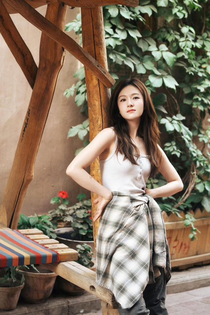 李兰迪新剧每一帧都很美被李兰迪的氛围感狠狠打动，剧中各个场景切换自如，灵动起舞、