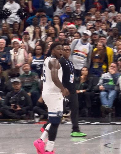 1秒罚掉44分。
爱德华兹亲手撕碎了自己的纪录之夜。
裁判哨响的瞬间，他像颗被点