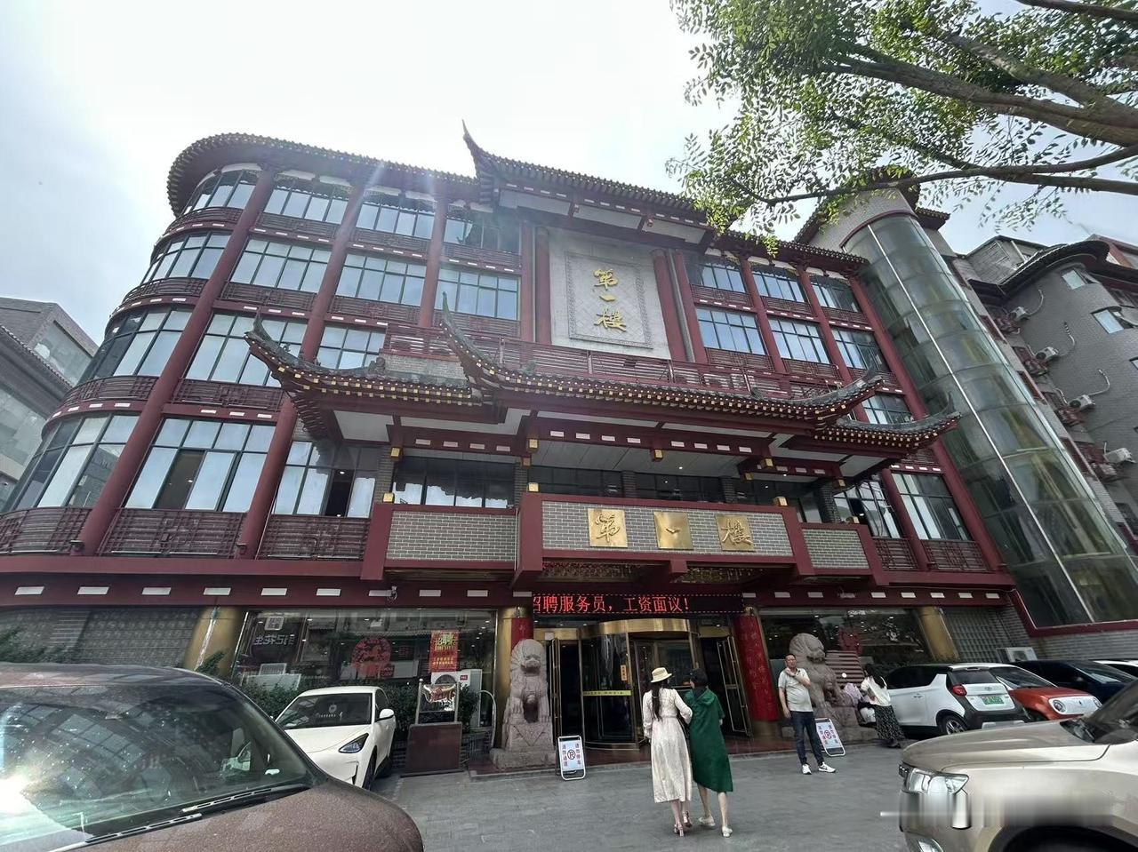 人际关系复杂如同一本厚重的书，每个章节都相互关联，需要耐心翻阅才能理解。