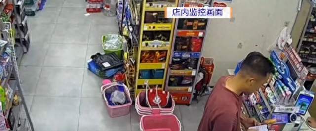 店主因孩子开学资金紧张迟交房租，房东得知后在店内买了根烤肠，却支付了2万元，“先拿去用一下，租金没事