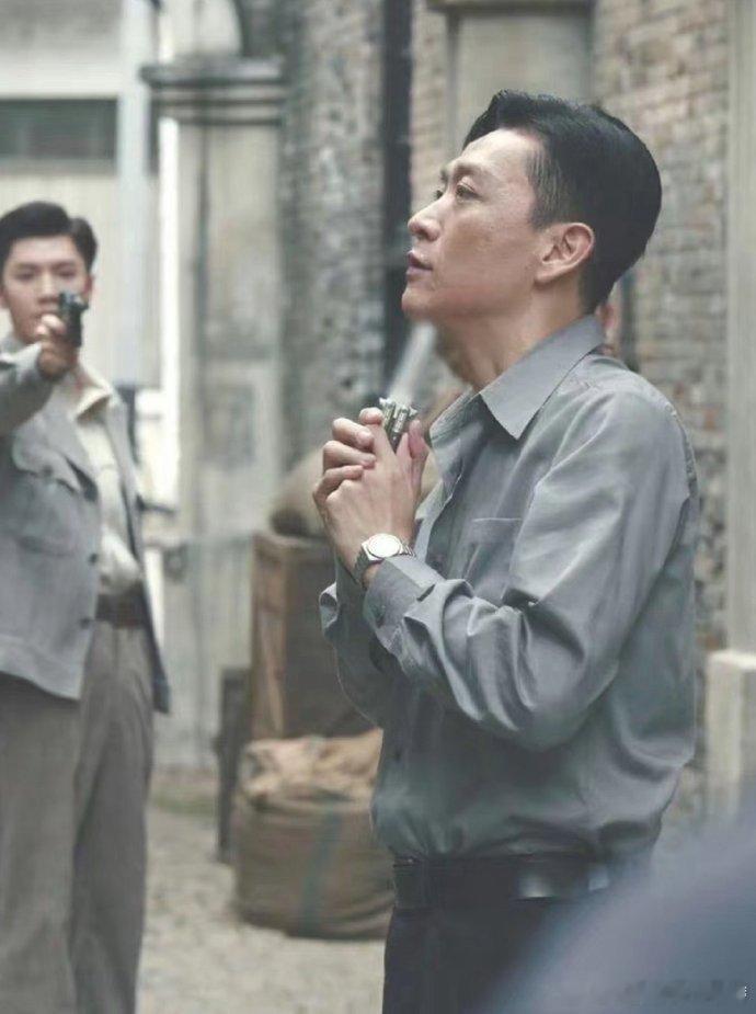 有些谍战剧还蛮离谱的，给匕首打了马赛克但是枪没事。。。 