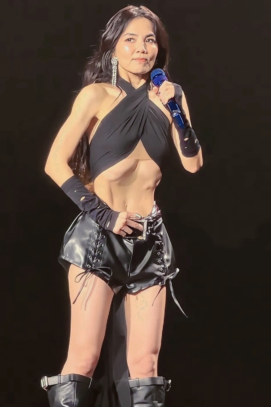 这是Ella陈嘉桦？我一再确认，这是陈嘉桦演唱会现场，她在表演绝活“吸肚子”，其