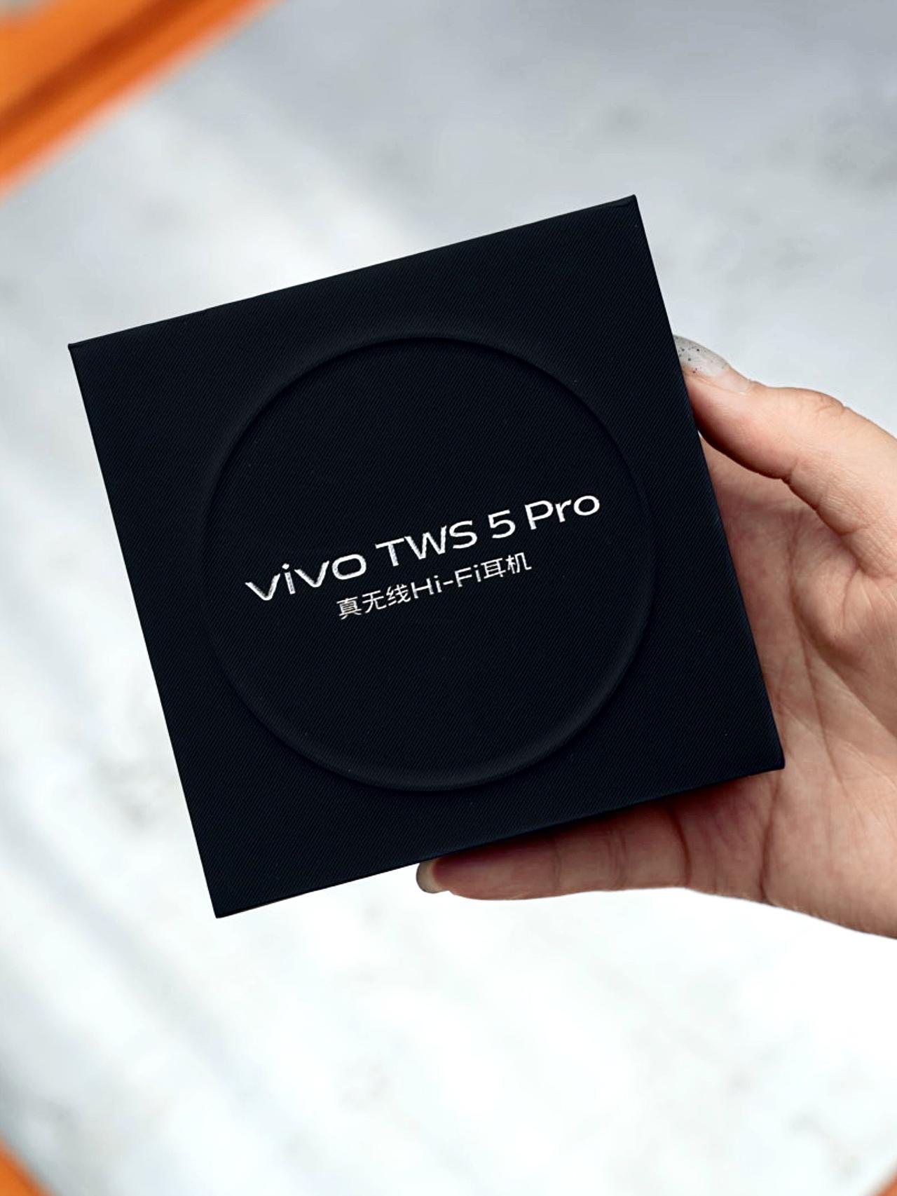 我最近一直在用的这款vivo TWS 5 Pro白色款，给大家介绍一下。搭配我的