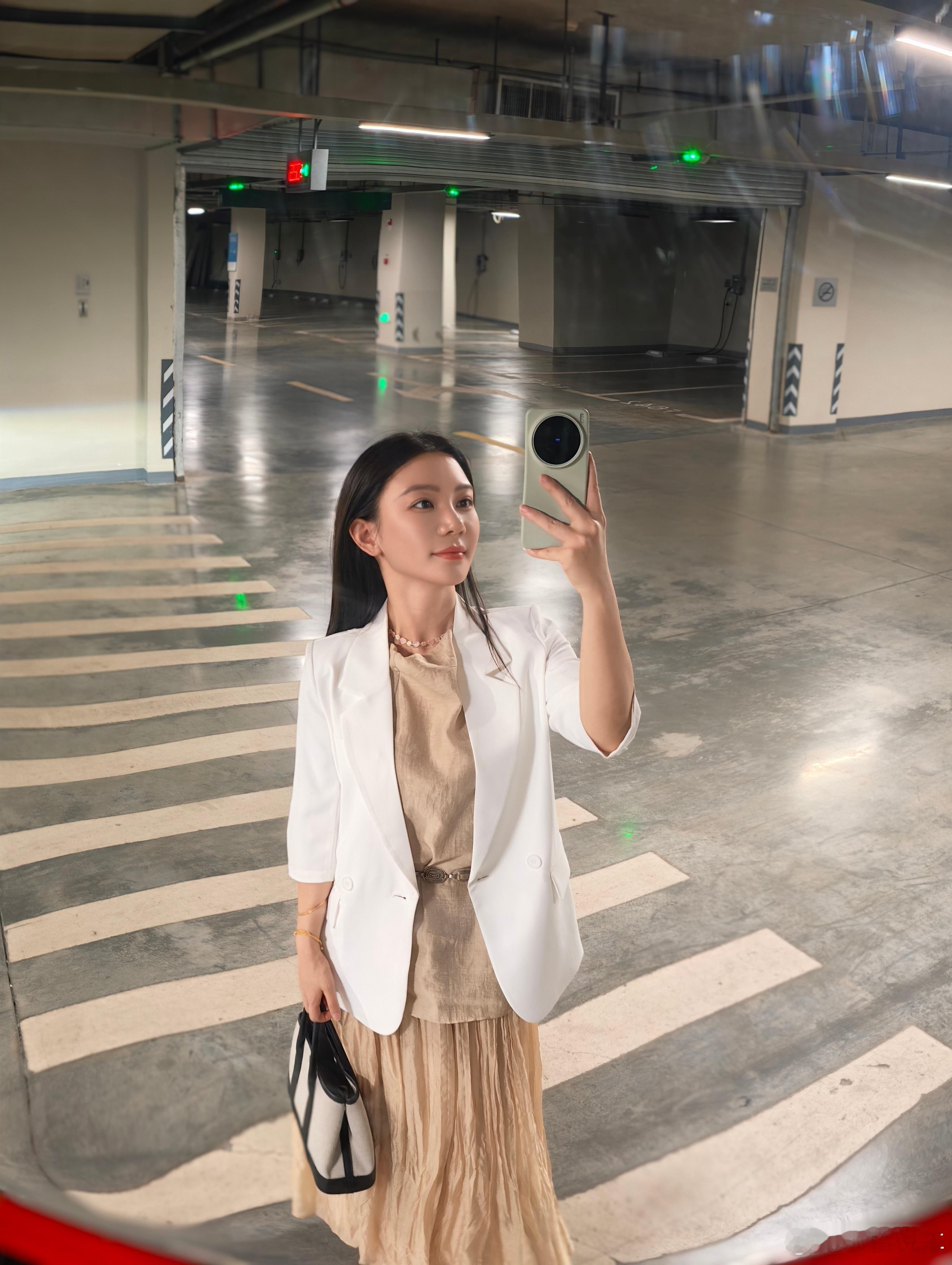 工作狂人怡又要出发了猜猜今天拍什么车 