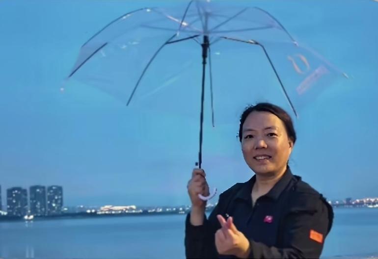 什么情况？？？

无意间刷到了这个画面，
那个熟悉的面孔笑得格外灿烂，
只见她右