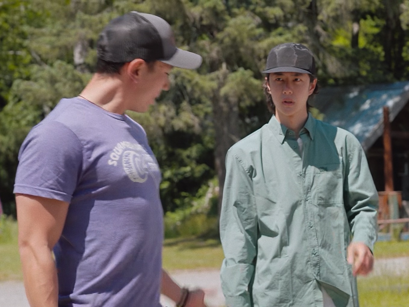 好吧跟北美白男站一起完全平胸小女孩了 