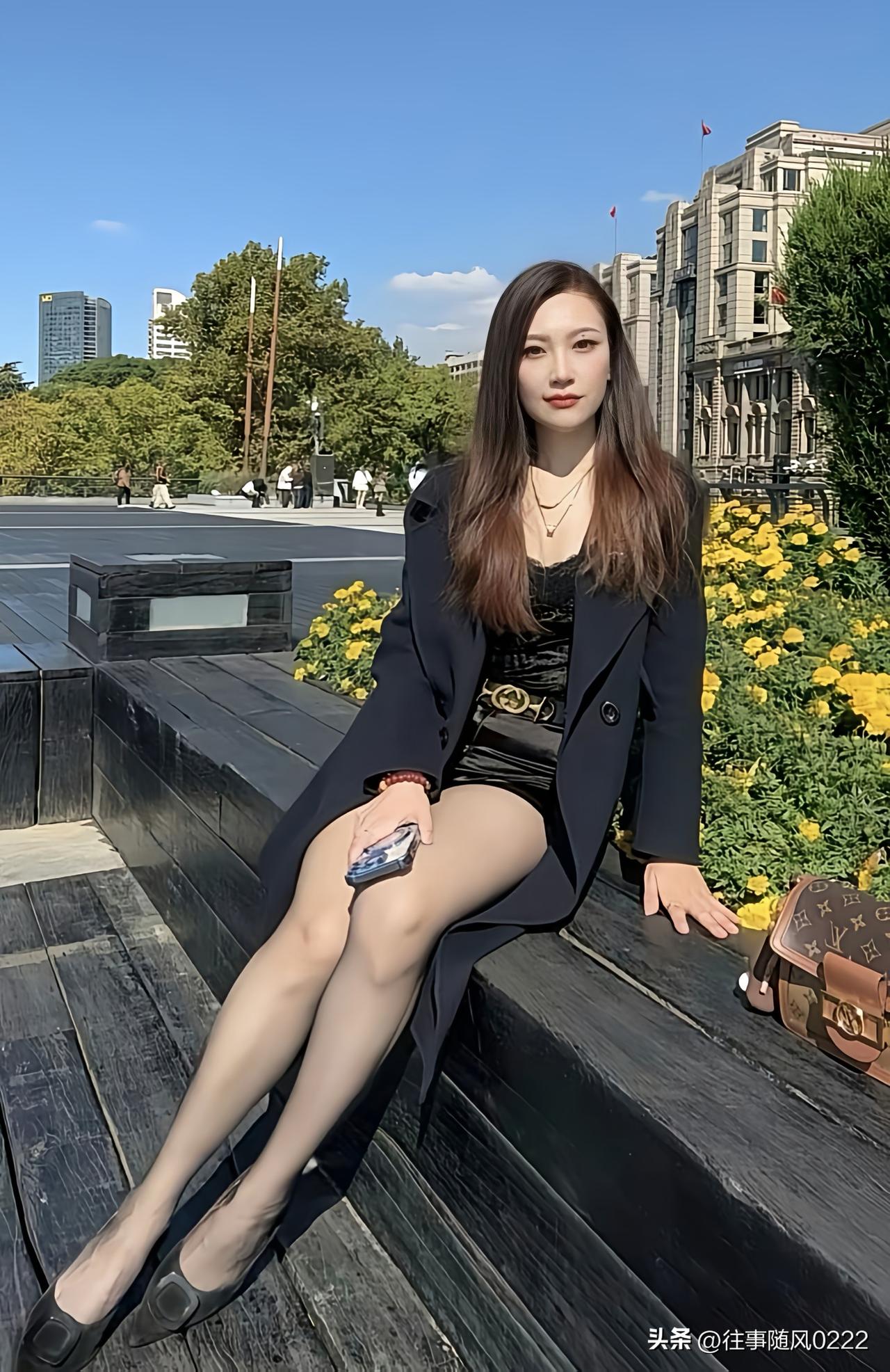 你觉得哪种坐姿优雅?不费力的轻奢风穿搭，大衣配短裙，街头随手拍都是大片
