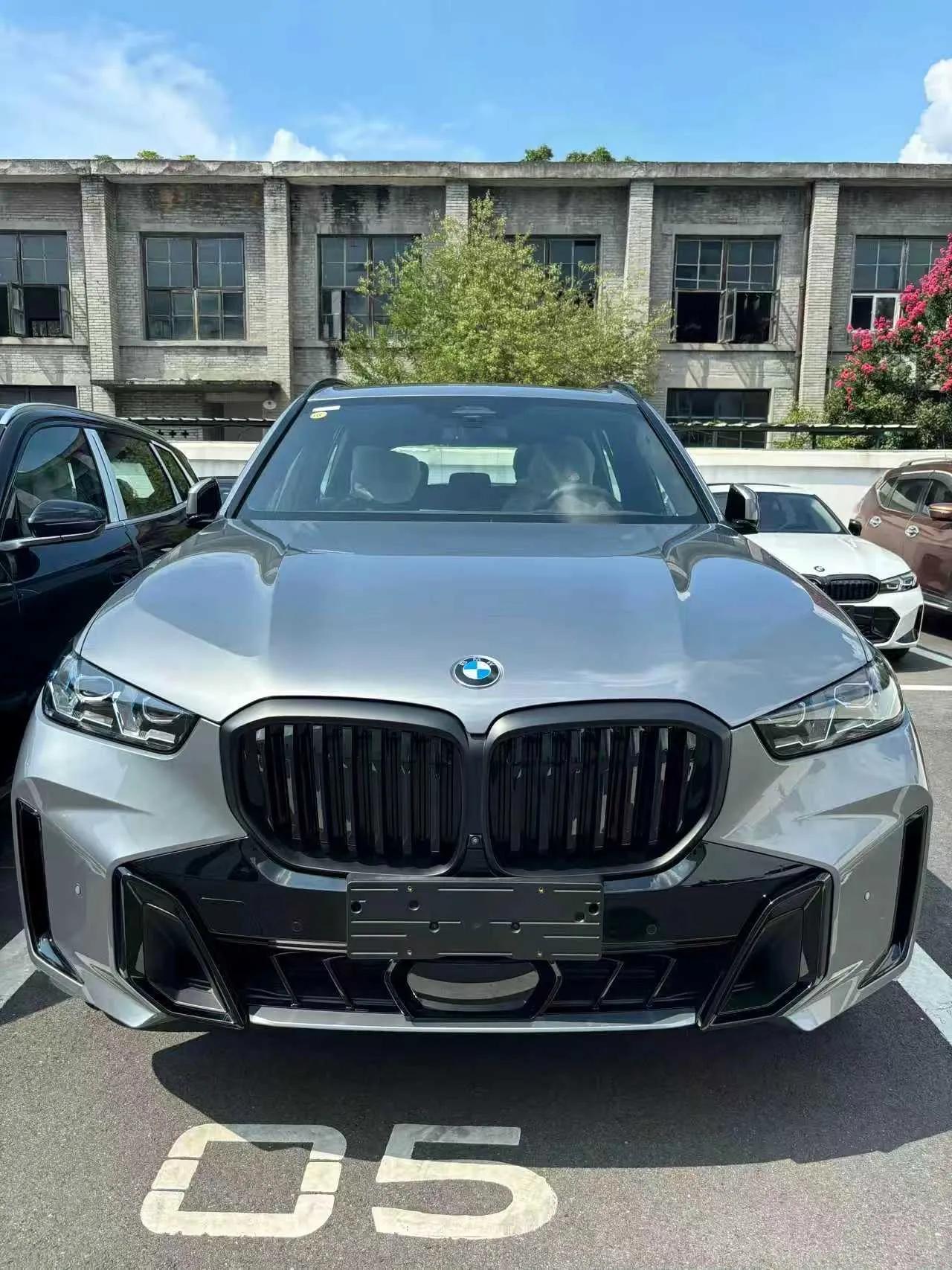 宝马X5 40Li简介
 
2025款宝马X5 40Li在售两款曜夜套装，指导价