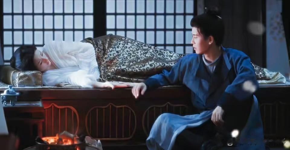 剧里没有刻意渲染男女主感情线，爱意都藏在细腻细节里，慢慢生根发芽。半夏热烈勇敢、
