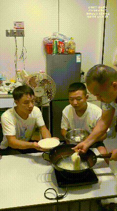 一筷面条长，盘中忽遁藏。
热浪掌心烙，惊似火中糖。
甩臂抛飞雪，翻作满头霜。
对