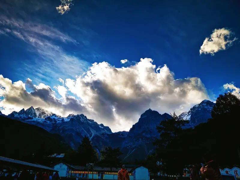 人真的是奇怪，
可好像又不奇怪。

湛蓝的天空，
飞过几朵白云。

我在仰头观看