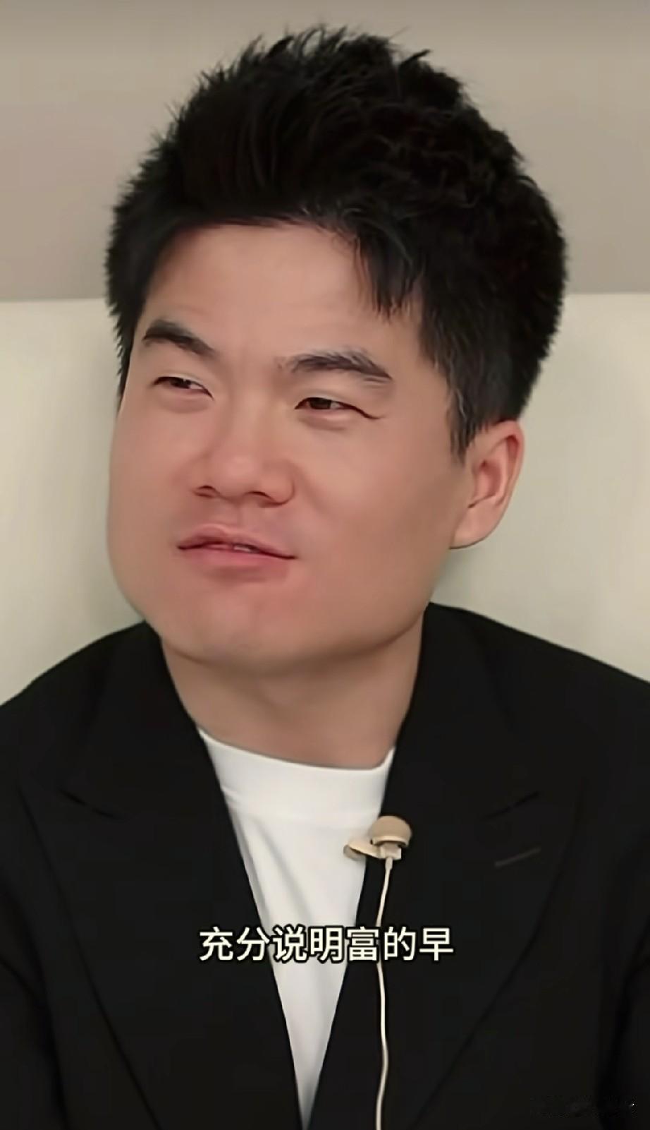 有朋友说“我买的时候你不卖，我买完你卖！”
    董宇辉说：“你买的东西坐着舒
