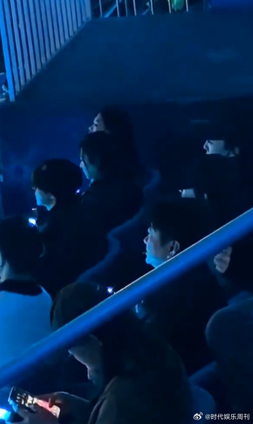 张杰网友偶遇歌手导演在张杰演唱会业内人最懂业内人，洪啸来看张杰演唱会，本身就是一