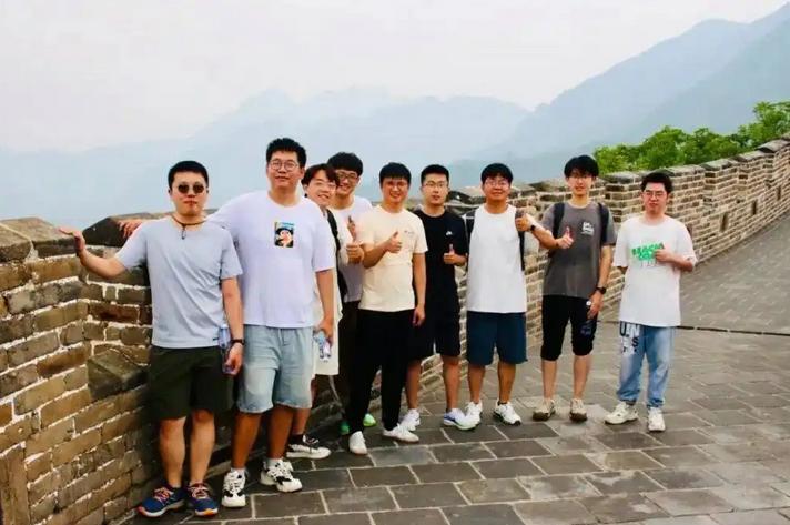 不得不说，我们的年轻人真是太伟大了，面对西方芯片卡脖子，我们没有妥协，全民抱团夜