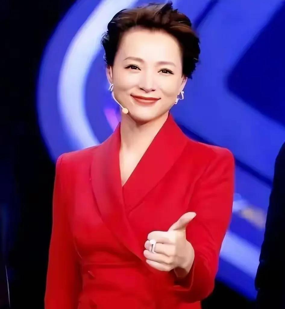 董卿消失后再现！曾因夫成老赖口碑受损，现在却判若两人？

看到董卿的眼神，我心都